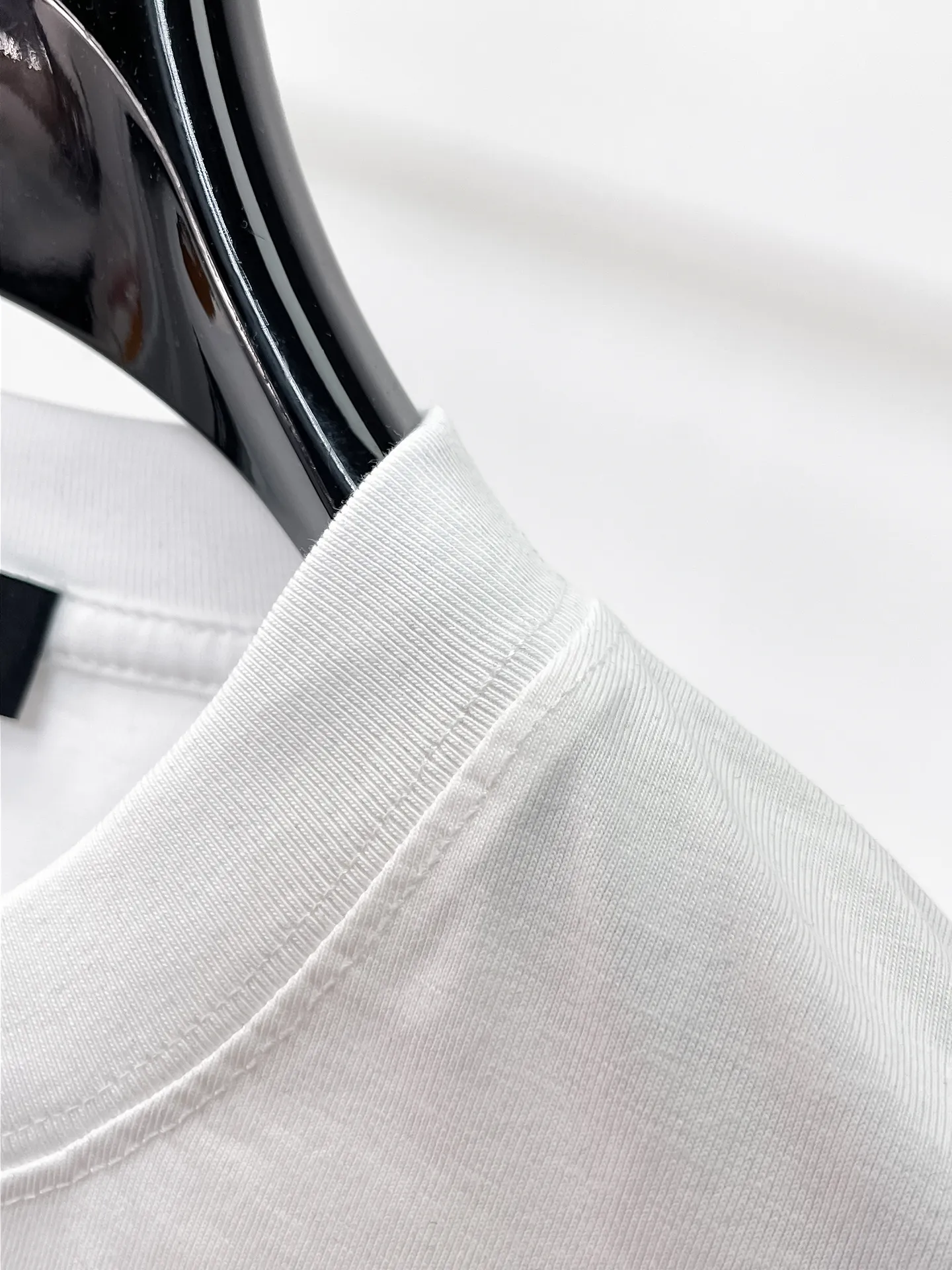 Balenciaga's high-end top-quality products 🐮2026 Spring and Summer New Arrival first counter, the latest New Arrival short-sleeved round neck T-shirt, Premium customized design, avant-garde and fashionable! Brand logo heavy craftsmanship design Premium customized 260g fabric. Soft to the touch. Comfortable to wear. Counter-level exquisite stitching. Fine workmanship. The upper body effect is incomparably handsome! A must-have item for men and women with the same style! Sizes: S~XXL When placing an order, please state your height and weight. The maximum wearing size is 210 pounds (one size larger)